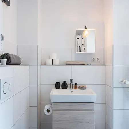 - Cozy In The Heart Of With New York Design & Betten & Sofa - 5 Mins Central Station Hbf - Big Tv & Wifi -- דירה