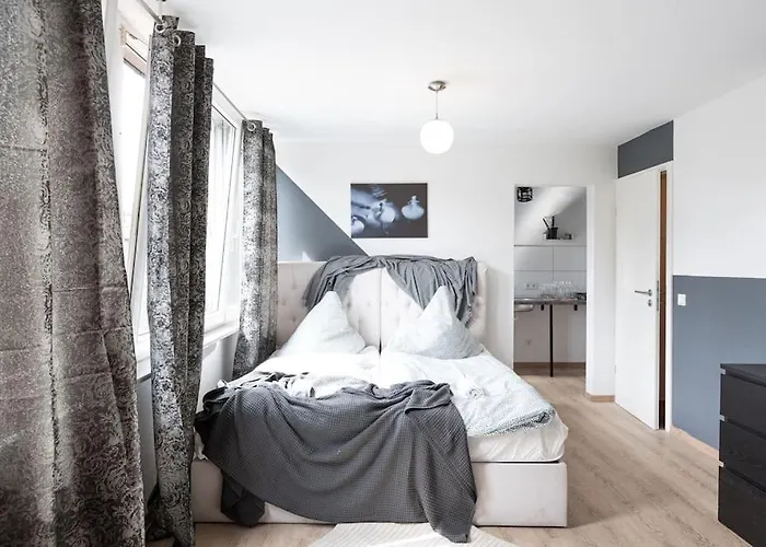 - Cozy In The Heart Of With New York Design & Betten & Sofa - 5 Mins Central Station Hbf - Big Tv & Wifi -- Apartamento Duisburg